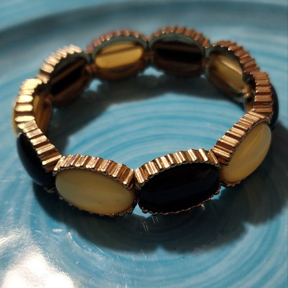 BLACK AND CREME COLORED BRACELET
